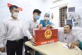 Cử tri tại các bệnh viện thực hiện quyền, nghĩa vụ công dân