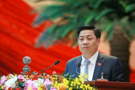 Đồng chí Dương Văn Thái, Bí thư Tỉnh uỷ, Chủ tịch Hội đồng nhân dân tỉnh Bắc Giang trình bày tham luận. (Ảnh: TTXVN)