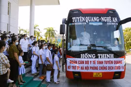 Tiễn đoàn cán bộ, y, bác sĩ hỗ trợ thành phố Hà Nội chống dịch COVID-19. (Ảnh: Nam Sương/TTXVN)