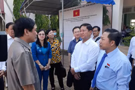 Đoàn kiểm tra, giám sát công tác chuẩn bị bầu cử tại khu vực bỏ phiếu số 01, UBND phường Mỹ Hải, thành phố Phan Rang-Tháp Thàm. (Ảnh: Nguyễn Thành/TTXVN)