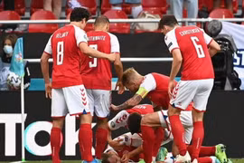 Tiền vệ Christian Eriksen của Đan Mạch bất tỉnh ngay trên sân