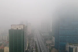 Thủ đô Hà Nội sáng mưa nhỏ, mưa phùn và sương mù. (Ảnh: Thành Đạt/TTXVN)