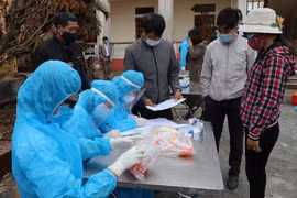 Lấy mẫu xét nghiệm SARS-CoV-2 cho người dân tại xã Hưng Đạo, thành phố Chí Linh chiều 28/1. (Ảnh: Mạnh Minh- TTXVN)