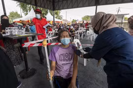 Dịch COVID-19: Malaysia đổi chiến lược về miễn dịch cộng đồng