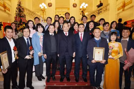 Thủ tướng Chính phủ Nguyễn Xuân Phúc, Trưởng Ban Tổ chức Trung ương Phạm Minh Chính với lãnh đạo Thông tấn xã Việt Nam và các tác giả của TTXVN đoạt Giải Búa liềm vàng lần thứ V - năm 2020. (Ảnh: Lâm Khánh/TTXVN)
