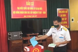 Hình ảnh cử tri đi bầu cử sớm tại huyện đảo Trường Sa