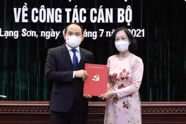 Đồng chí Trương Thị Mai, Ủy viên Bộ Chính trị, Bí thư Trung ương Đảng, Trưởng Ban Tổ chức Trung ương trao Quyết định cho đồng chí Nguyễn Quốc Đoàn giữ chức Bí thư Tỉnh ủy Lạng Sơn nhiệm kỳ 2020-2025. (Anh Tuấn - TTXVN)