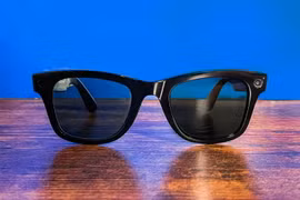 Facebook kết hợp với Ray-Ban ra mắt kính râm 'thông minh'