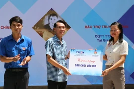 Đại diện Cơ quan thường trú TTXVN tại tỉnh Gia Lai trao tặng Sân chơi ước mơ cho Điểm trường Ja Jip thuộc Trường Tiểu học Trần Quốc Tuấn, xã Chư Drăng, huyện Krông Pa. (Ảnh: TTXVN)