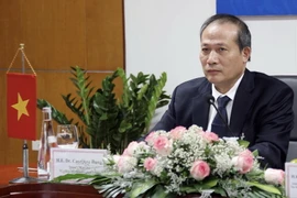 Thứ trưởng Bộ Công Thương Cao Quốc Hưng chủ trì tại điểm cầu Hà Nội. (Ảnh: TTXVN phát)