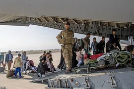 Afghanistan: Anh kết thúc sứ mệnh, Pháp và Anh đề xuất lập khu an toàn
