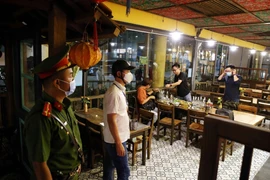 Hình ảnh Hà Nội thực hiện dừng kinh doanh dịch vụ không thiết yếu