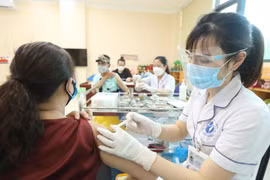 Nhân viên y tế chuẩn bị tiêm vaccine ngừa COVID-19 cho người dân. (Ảnh: Minh Quyết/TTXVN)