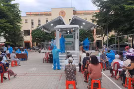 Xe lưu động đặt tại điểm tiêm chủng phục vụ cho người dân Thành phố Hồ Chí Minh trên 65 tuổi. (Ảnh: Thu Hương/TTXVN)