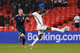 Tuyển Anh (áo trắng) bị chỉ trích sau trận hòa Scotland. (Ảnh: AFP/TTXVN)