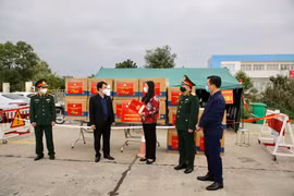 Chủ tịch Ủy ban Mặt trận Tổ quốc Việt Nam thành phố Hà Nội Nguyễn Lan Hương trao hỗ trợ cho tỉnh Hải Dương. (Ảnh: Nguyễn Thắng/TTXVN)
