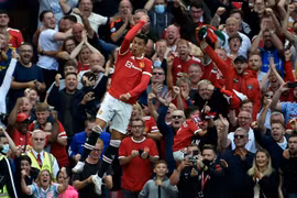 Ronaldo ăn mừng trước sự phấn khích của người hâm mộ Quỷ đỏ. (Nguồn: Getty Images)