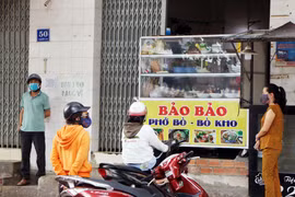 Các điểm bán đồ ăn tại thành phố Phan Rang-Tháp Chàm hoạt động trở lại theo hình thức bán mang về, đảm bảo theo quy định phòng, chống dịch. (Ảnh: Công Thử/TTXVN)