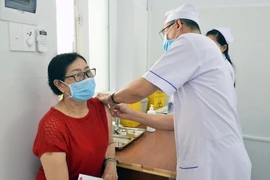 Bệnh viện đa khoa tỉnh Bạc Liêu tiến hành triển khai tiêm vaccine ngừa COVID-19. (Ảnh: Nhật Bình/TTXVN)