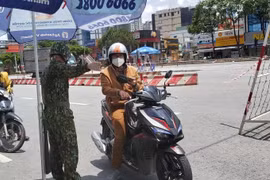 Bộ đội biên phòng tại chốt Điện Biên Phủ - Nguyễn Văn Thương, quận Bình Thạnh. (Ảnh: Hồng Nhung/TTXVN)