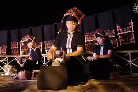 Trên sàn Hạn Khuống, các cô gái sẽ quay tơ, đẹp sợi... để thu hút các chàng trai trong bản và nơi khác đến tham gia Hạn Khuống. (Ảnh: Nguyễn Oanh/TTXVN)