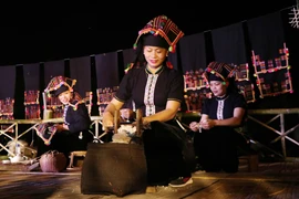 Trên sàn Hạn Khuống, các cô gái sẽ quay tơ, đẹp sợi... để thu hút các chàng trai trong bản và nơi khác đến tham gia Hạn Khuống. (Ảnh: Nguyễn Oanh/TTXVN)