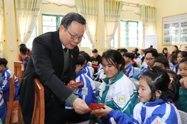 Phó Chủ tịch Quốc hội Phùng Quốc Hiển tặng quà Tết tại Yên Bái