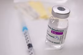 Vaccine ngừa COVID-19 của AstraZeneca. (Ảnh: AFP/TTXVN)