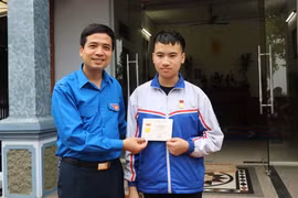 Trao tặng huy hiệu Tuổi trẻ dũng cảm cho học sinh cứu người đuối nước