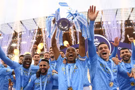 [Video] Manchester City ăn mừng tưng bừng trên bục nhận cúp vô địch