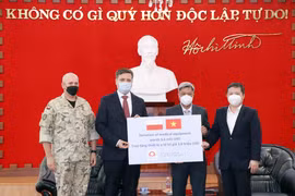 Tiếp nhận trang thiết bị, vật tư y tế Chính phủ Ba Lan tặng Việt Nam