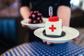 [Video] Chiếc bánh vắcxin COVID-19 độc đáo thu hút khách