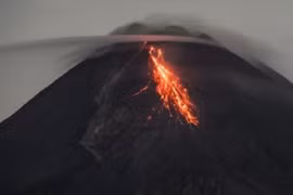Núi lửa Merapi phun trào, gây ra luồng khí nóng bay xa 1.500m