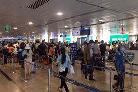Khu vực soi chiếu an ninh sảnh A đã thông thoáng, không còn cảnh hành khách xếp hàng dài chờ đợi. (Ảnh: Tiến Lực/TTXVN)