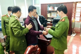 Bắt tạm giam hiệu trưởng chiếm đoạt tiền của giáo viên, học sinh