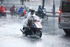 Áp thấp nhiệt đới liên tục đổi hướng gây mưa dông diện rộng ở Bắc Bộ
