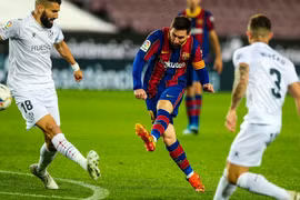 Lionel Messi tỏa sáng giúp Barcelona bám sát Atletico Madrid