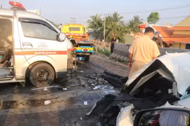 Tai nạn liên hoàn trên cầu Cai Lậy, Tiền Giang. (Ảnh: Minh Trí/TTXVN)