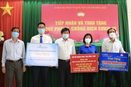 Đồng Tháp tiếp nhận vật tư y tế phục vụ phòng, chống dịch COVID-19