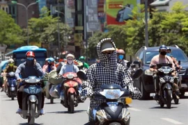 Khu vục Bắc Bộ và Trung Bộ ngày nắng, đêm có mưa rào vài nơi