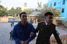 Bị cáo Tạ Văn Thịnh được lược lượng chức năng dẫn giải vào phòng xét xử. (Ảnh: Vũ Hà/TTXVN)