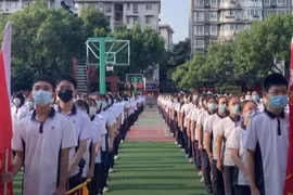 Học sinh Vũ Hán trở lại trường khai giảng như chưa từng có dịch
