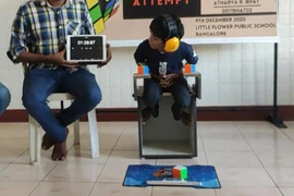 [Video] Cậu bé 8 tuổi lập kỷ lục về xếp rubik bằng tay và chân