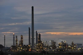 Nhà máy lọc dầu lớn nhất Nam Phi tạm ngừng hoạt động do bạo loạn