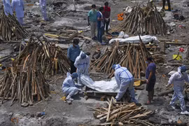 Hỏa táng thi thể bệnh nhân COVID-19 tại New Delhi, Ấn Độ ngày 27/4/2021. (Ảnh: AFP/TTXVN)