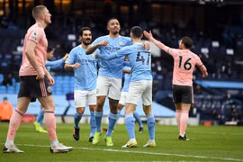 Manchester City (áo xanh) đứng vững ở ngôi đầu Premier League. (Nguồn: Daily Mail)
