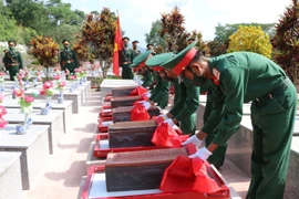 An táng hài cốt 9 liệt sỹ quân tình nguyện, chuyên gia hy sinh tại Lào