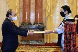 Chủ tịch nước Nguyễn Xuân Phúc nhận Quốc thư của Đại sứ New Zealand Tredene Dobson. (Ảnh: Thống Nhất/TTXVN)