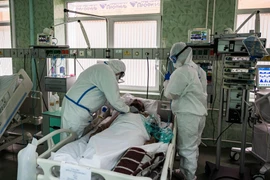 Số ca mắc mới COVID-19 trên thế giới tiếp tục tăng. (Ảnh: AFP/TTXVN)