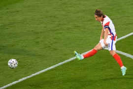 Modric đi vào lịch sử EURO với siêu phẩm trivela vào lưới Scotland